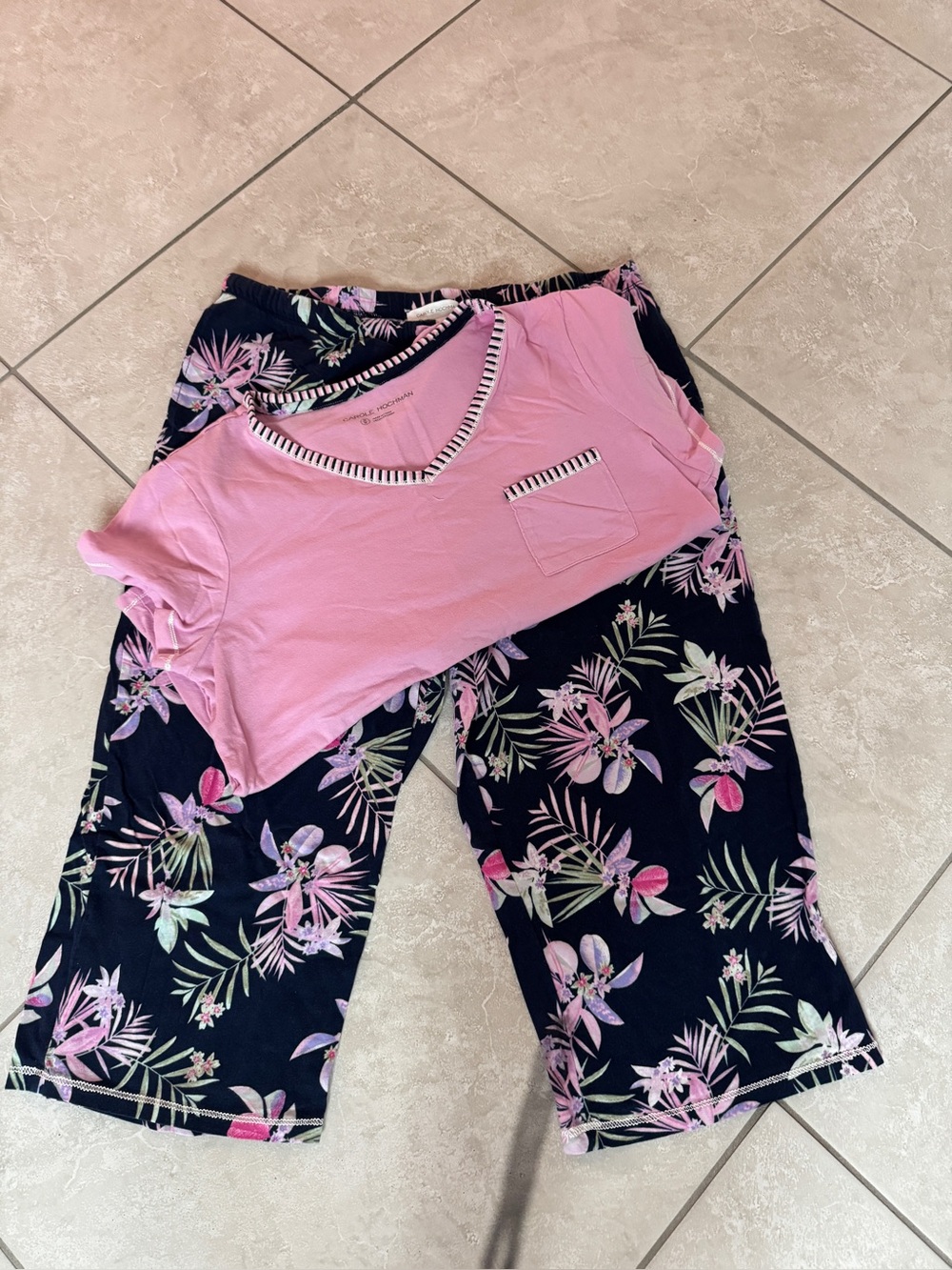 🎀Midnight by Carole Hochman Pink V-Neck Pajama Top with Navy Floral Sleep Pants